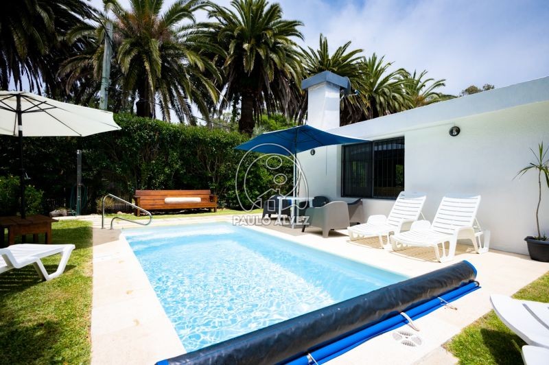 Jardín con piscina 