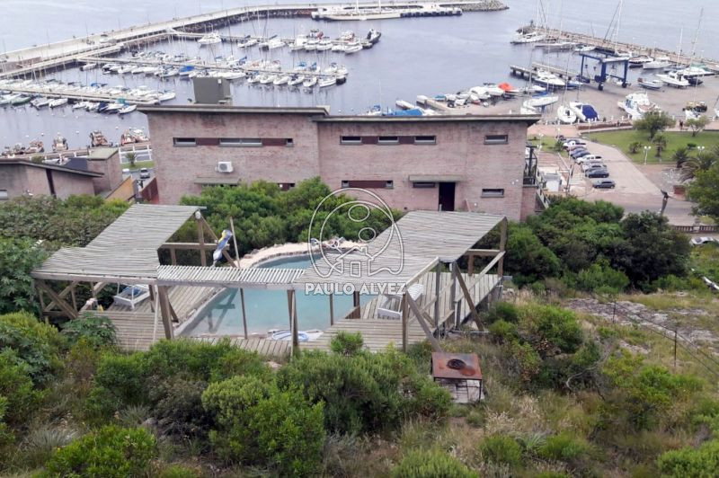 Piscina con deck y pérgola