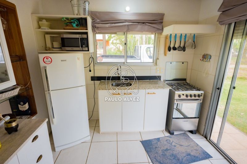 Cocina con muebles bajo y sobre mesada