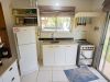 Cocina con muebles bajo y sobre mesada