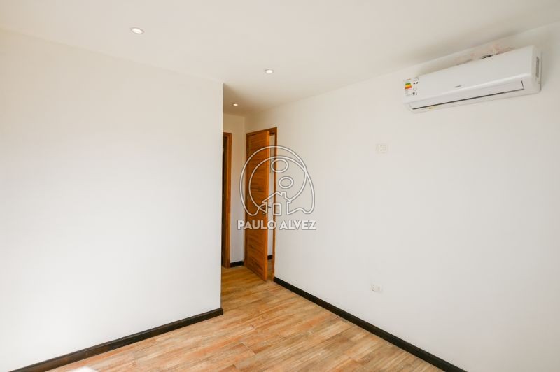 Dormitorio con baño en suite 