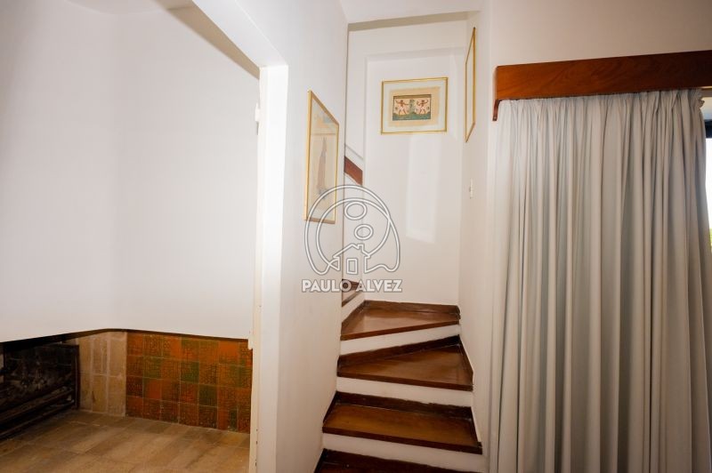 Escalera a planta alta 