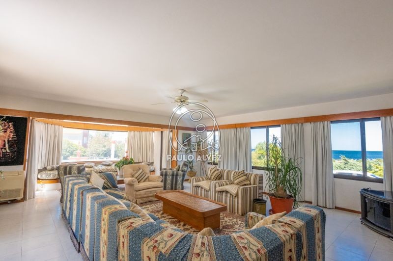 Amplio living con luz natural 