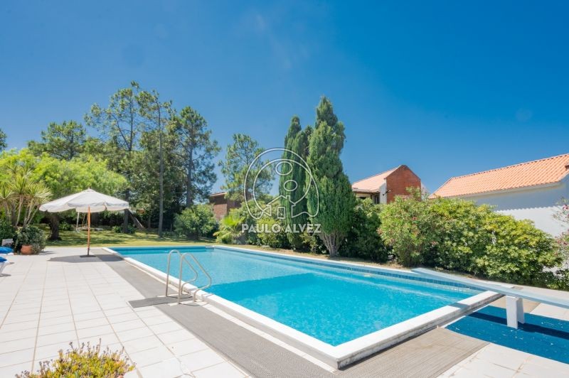 Piscina que conecta con el jard&iacute;n 