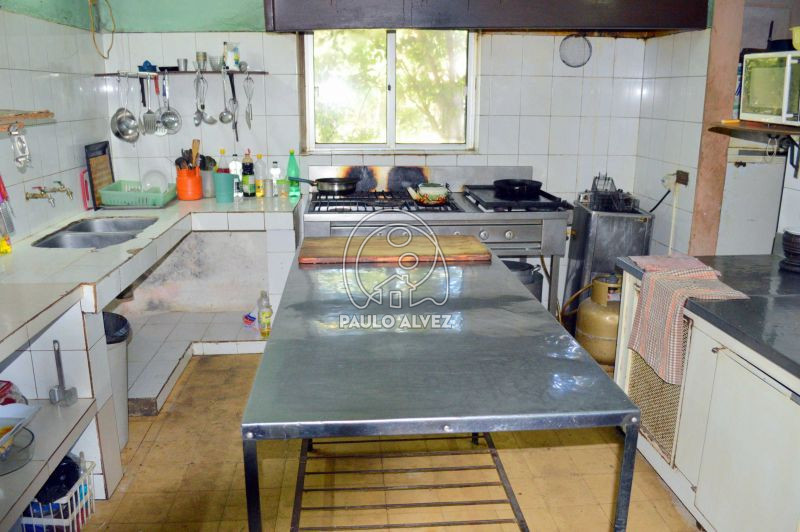 Práctica cocina con mesa de acero inox.